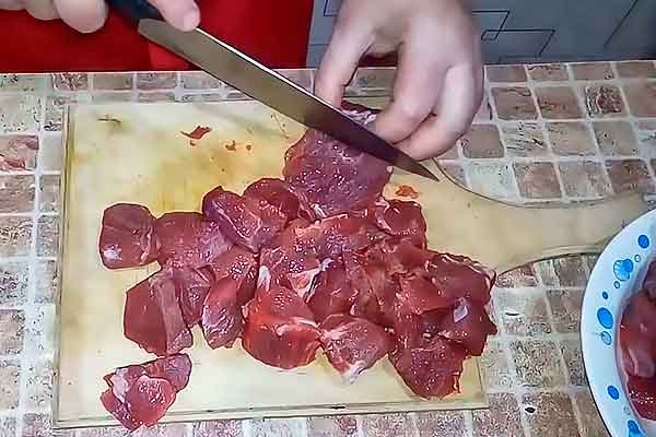 режем говяжье мясо