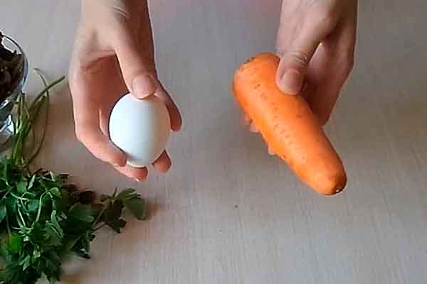 Варим морковь с яйцом, в салат с огурцом