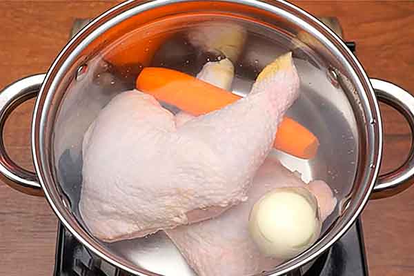 Варим куриные окорочка с овощами для супа с курицей