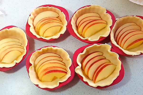 Выкладываем яблочки по запекаемым формочкам 