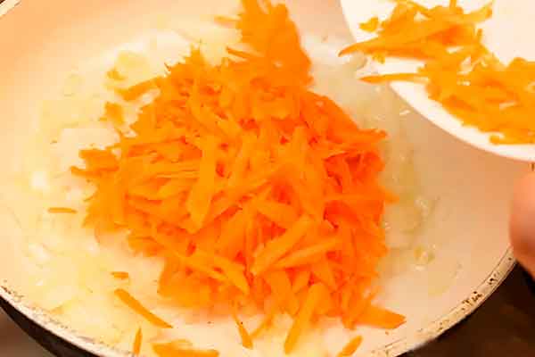 Обжариваем морковку с луком