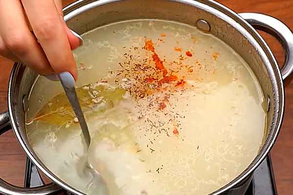 Добавляем в томатный суп специи и лавровый лист