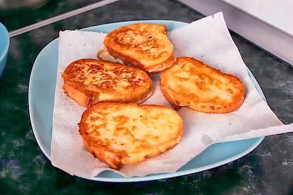 Французские тосты на завтрак с сиропом