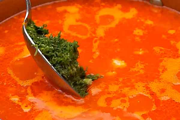 Кладем в томатный суп с рисом зелень петрушки или укропа
