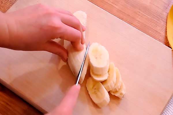 Разрезаем банан на дольки