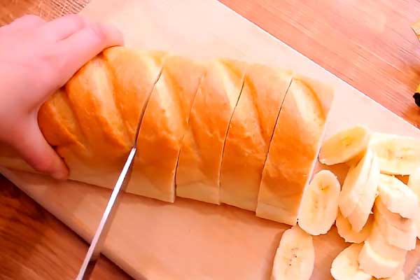 Режем хлеб на французские тосты