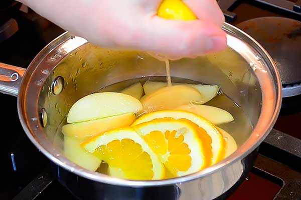 Добавляем фрукты, давим сок лимона