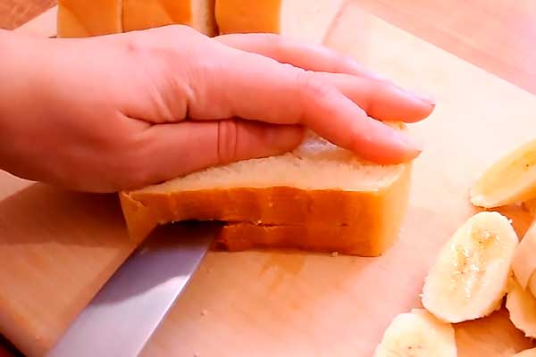 Надрезаем хлеб по бокам