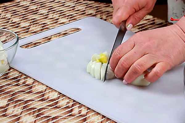 Режем ножом яйца, мелко или крупно, как вам нравится