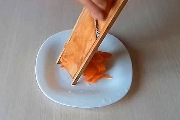 Вареную морковку, натираем на терке по крупному