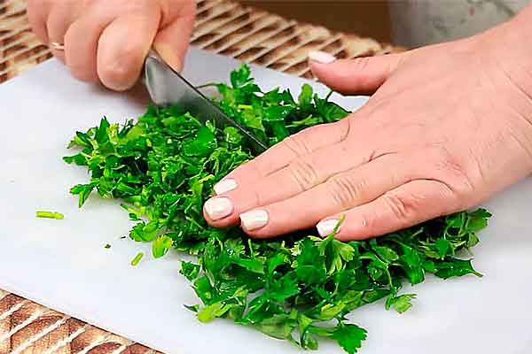 Мелко стругаем зелень для салатика