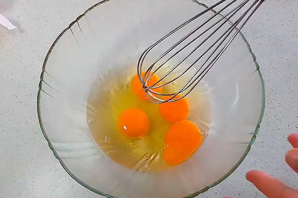 Куриные яйца, размешиваем в миске