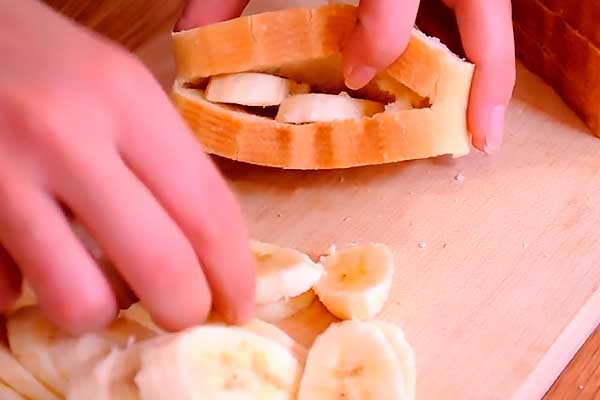 Начиняем хлеб бананами