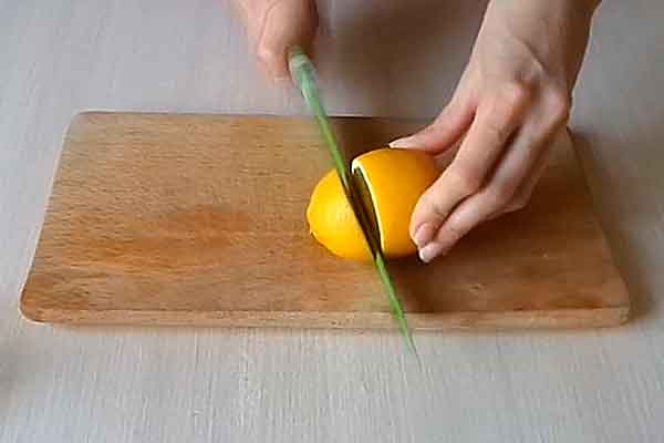 Половинку лимона выдавливаем в миску для приготовления заправки