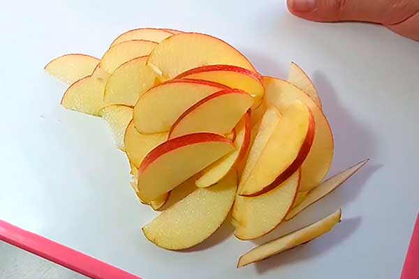Режем яблоки дольками в яблочные пирожные со сливочной начинкой