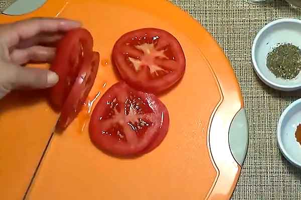 Нарезаем помидор на круги