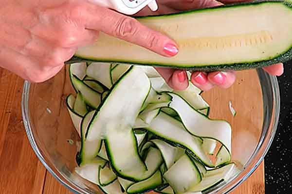 режем цукини овощным ножом