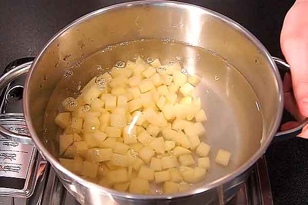 ставим картошку вариться