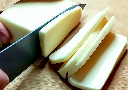 режем сыр на тонкие пластины