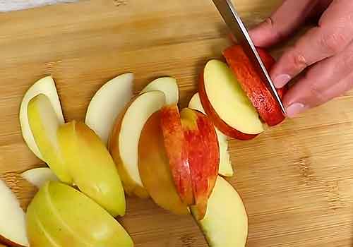 режем яблоки на дольки 