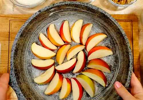 раскладываем яблоки на сковороде

