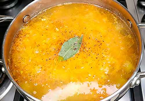 добавляем соль с перцем в классический щавелевый суп с яйцом