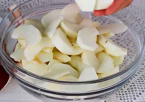 режем яблоки для шарлотки дольками