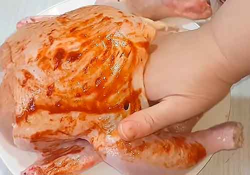 смазывание маринадом внутри курицы