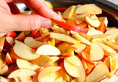 режем яблоки тонкими дольками