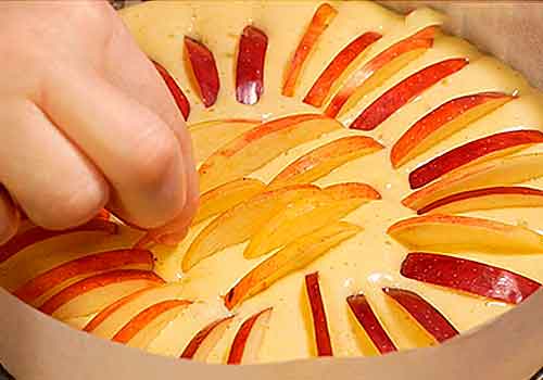 остатками яблок украшаем блюдо сверху по кругу, выпекаем в духовке 30-40 минут