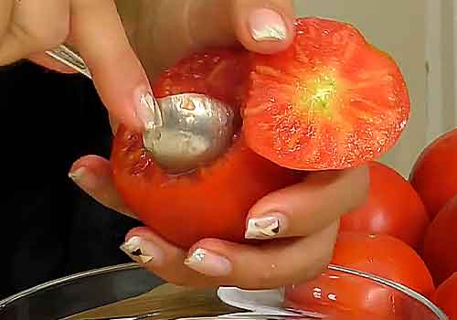 выскребание мякоти из помидора