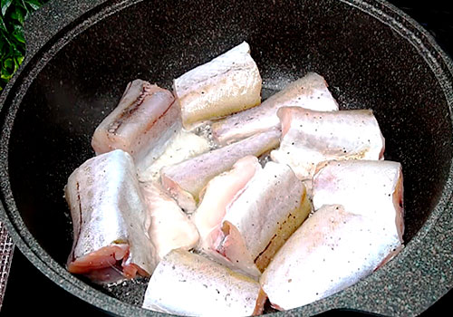 рыба в сковороде с маслом