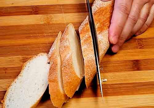 режем хлеб
