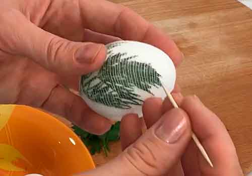 Как покрасить пасхальные яйца на пасху