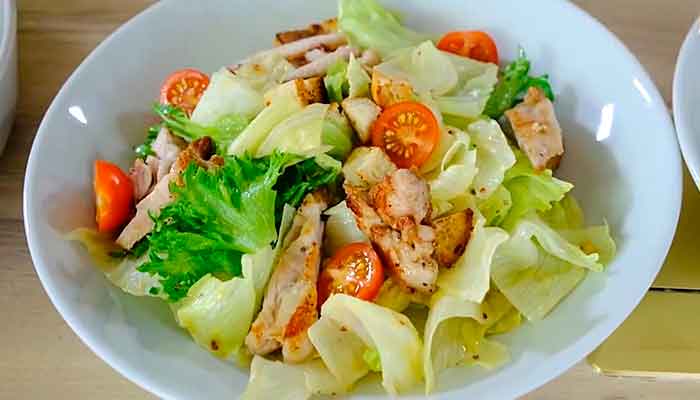 Классический салат «Цезарь» с курицей и сухариками — 10 правильных домашних рецептов