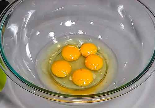 5 яиц в миске