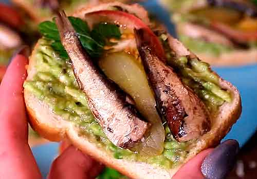 Бутерброды с авокадо с рыбой и овощами