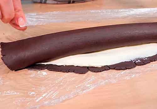 Рулет без выпечки из шоколадного печенья с фото
