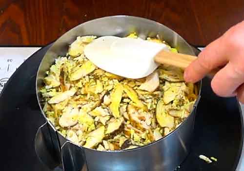 Слоеный салат с курицей и грибами