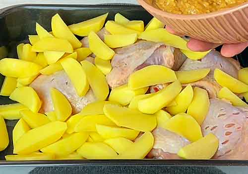 Курица с овощами в духовке на противне