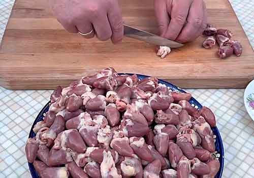 Шашлык из куриных сердечек на мангале в маринаде
