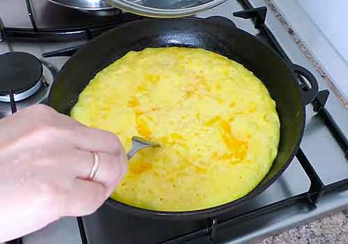 Омлет на сковороде с молоком из яиц