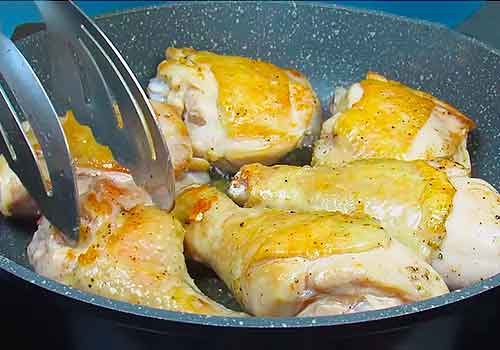 Курица в сметанном соусе на сковороде