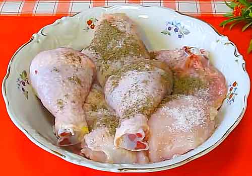 Курица в сметанном соусе на сковороде