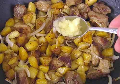 Курица с картошкой на сковороде